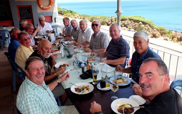  Links voor is Barry Johnson van Coffee on the Rocks saam met sy vriende wat met hul “classic” motors vir middagete daar aangekom het